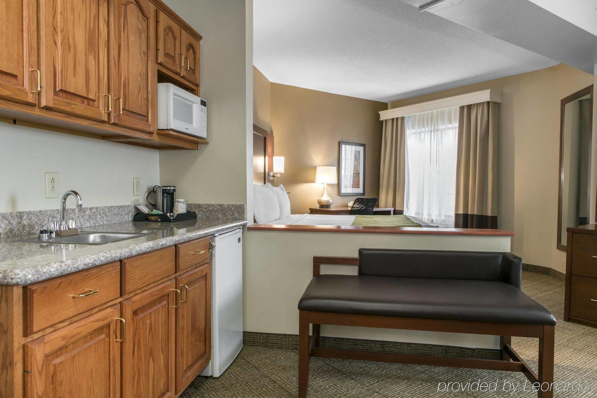 Comfort Suites Springfield Exterior photo